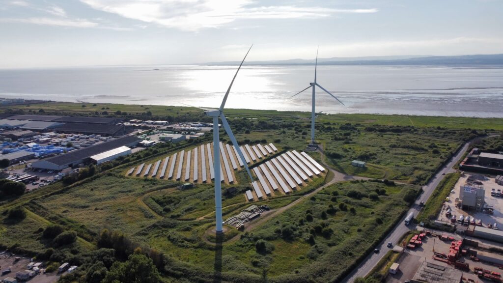 Éoliennes et ferme solaire à Avonmouth, Bristol, Royaume-Uni